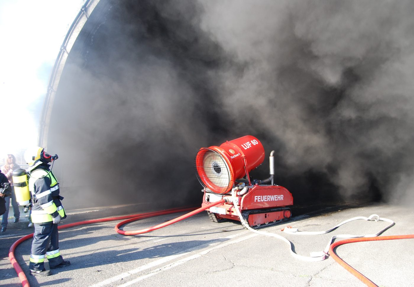ROBOfire-LUF60 combatiendo un incendio en un túnel